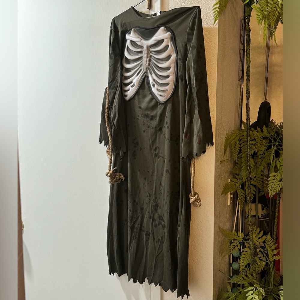 Boy or Girl Skeleton/Reaper Halloween Costume size S/M